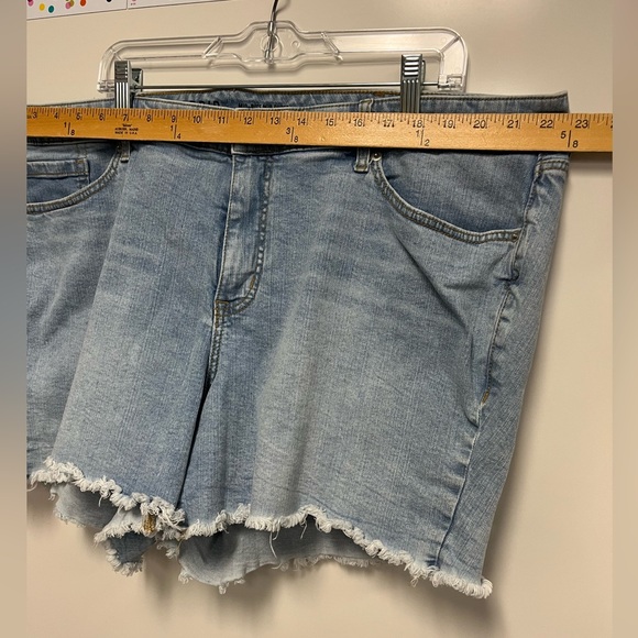 Torrid Mid Rise Mid Raw Hem Jean Shorts Sz. 24 - Picture 4 of 7